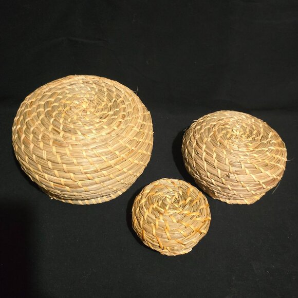 Nesting Sweetgrass Covered Bowls X3 - 7 1/2x4 1/4" // 5 3/4"x3" // 4"x2 1/8" - Picture 6 of 7